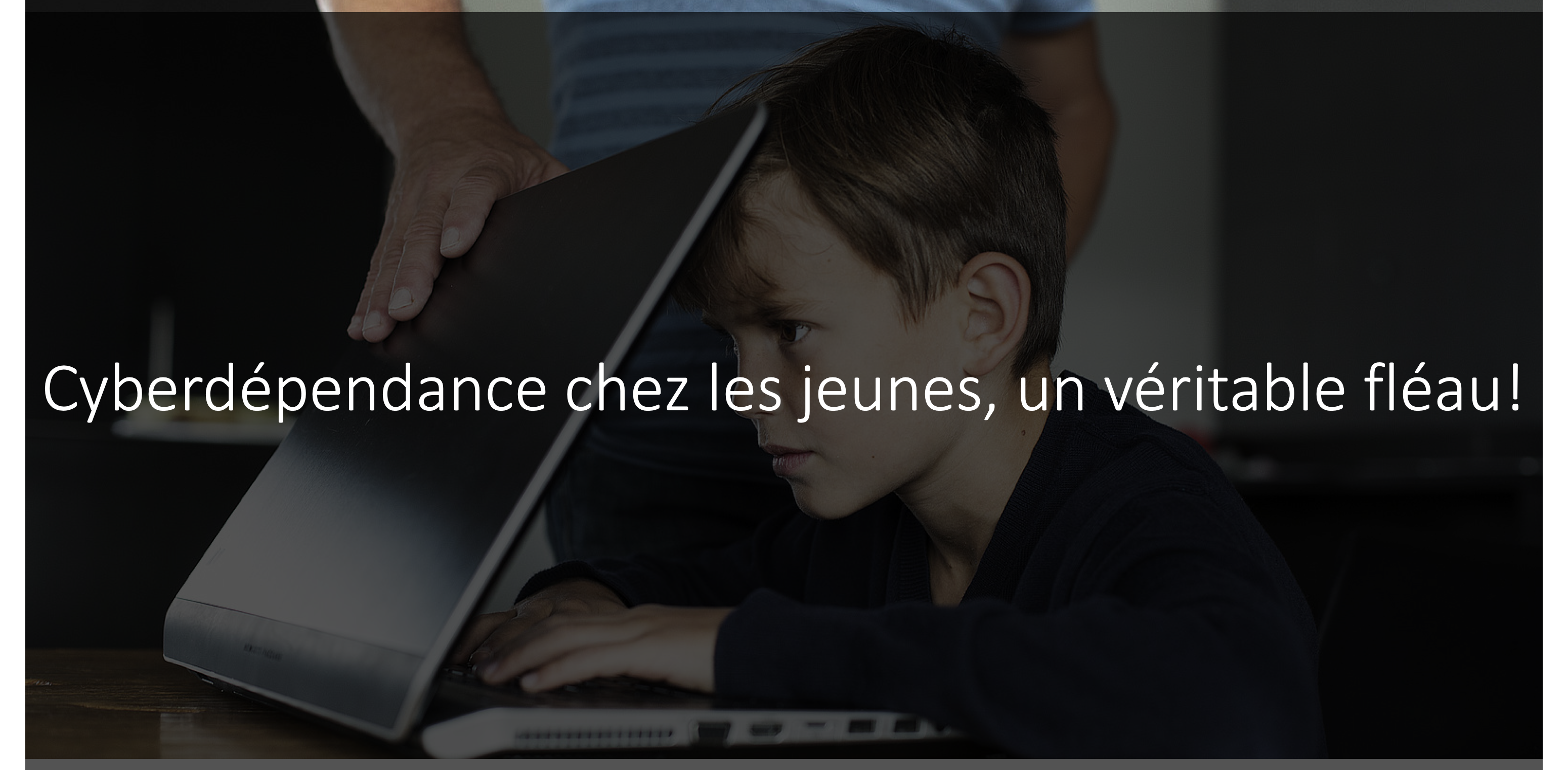Un enfant avec son front collé sur l'ordinateur qui exprime la cyberdépendance